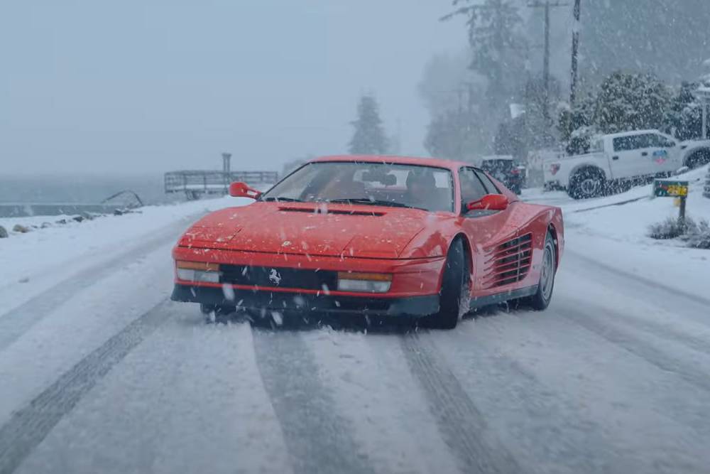 Ferrari Testarossa ζωγραφίζει στα χιόνια (+video)