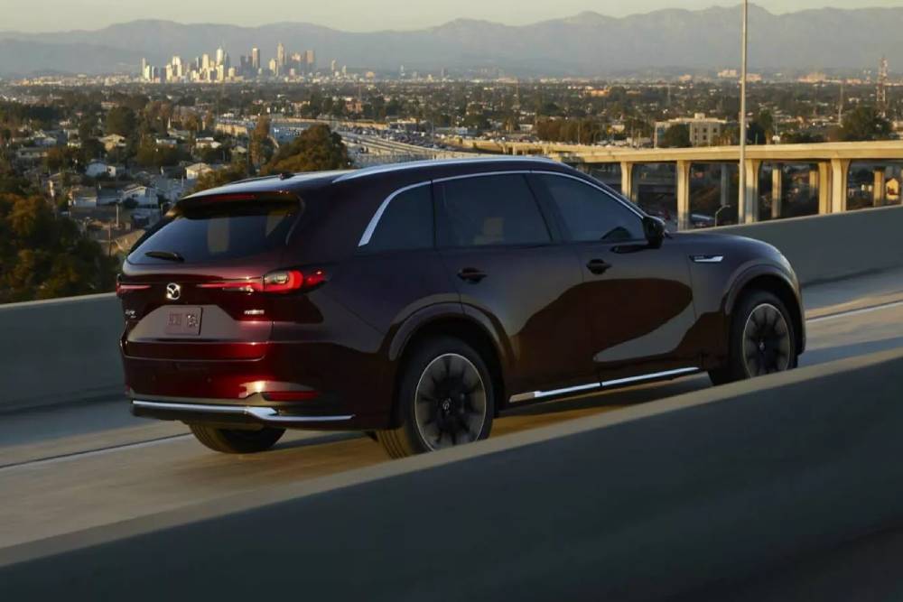 https://cdn.autogreeknews.gr/wp-content/uploads/2023/02/2024-Mazda-CX-90-04-2048x1365-1.jpg