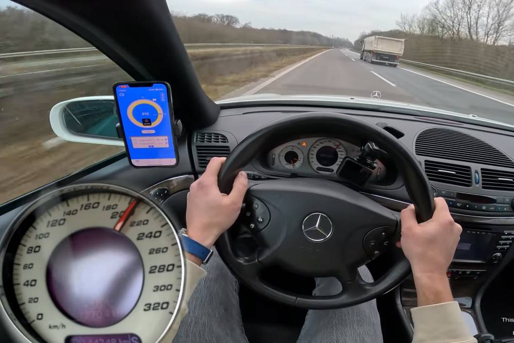 Mercedes E55 AMG «κεντάει» στην autobahn (+video)