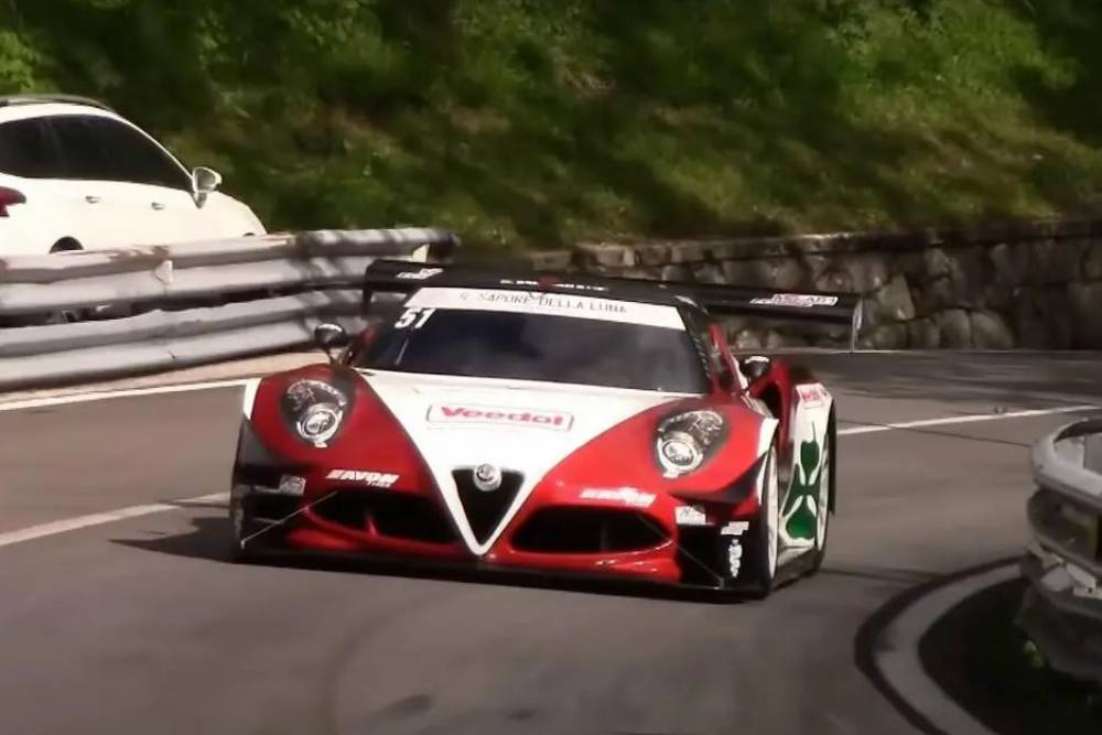 Ακόλαστη Alfa Romeo 4C 3.0 V8 520HP (+video)