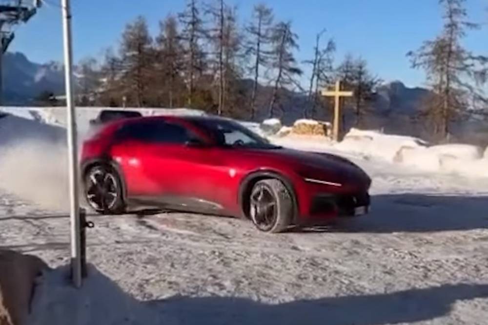 Η Ferrari Purosqangue «σπάει το κορμί της» στα χιόνια (+video)