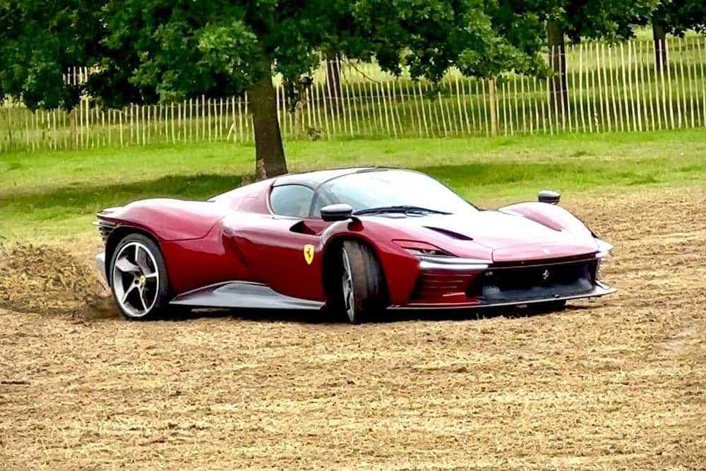 Ferrari Daytona SP3 παίζει στα χωράφια (+video)
