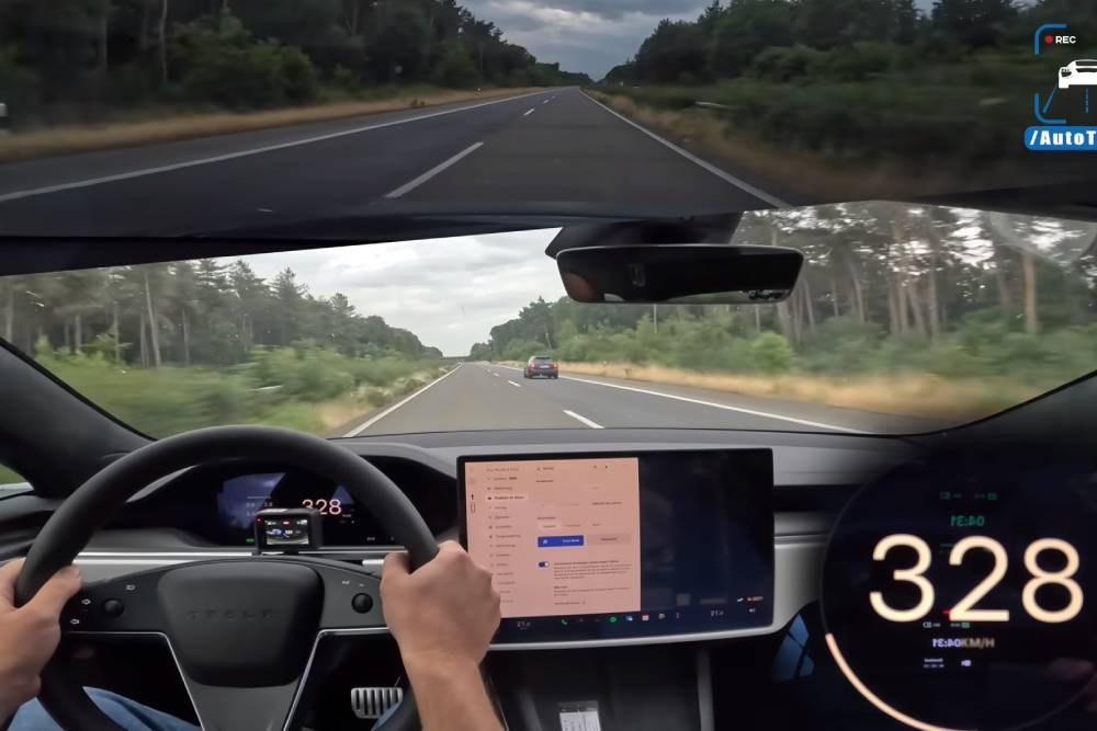 Tesla Model S Plaid «σβηστό» στα 320+ χλμ./ώρα