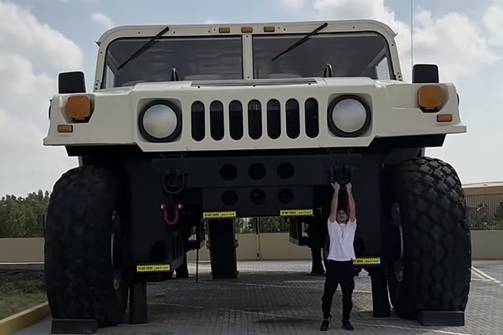 Hummer H1 «μεζονέτα» ύψους 21,6 μέτρων!