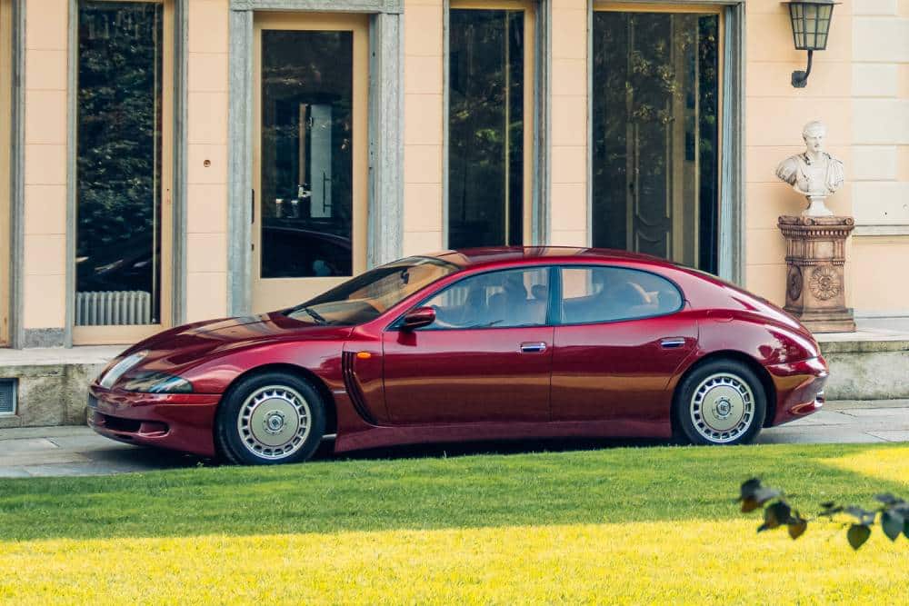 Η μοναδική σεντάν Bugatti κλείνει τα 30