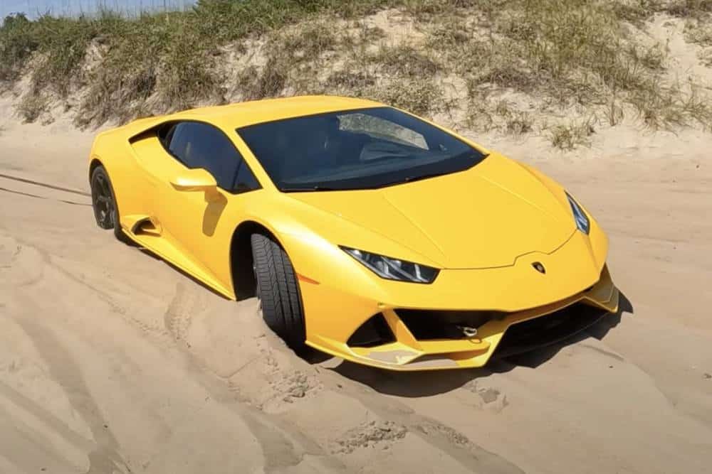 «Διδάκτορας» κόλλησε Lamborghini Huracan στην άμμο
