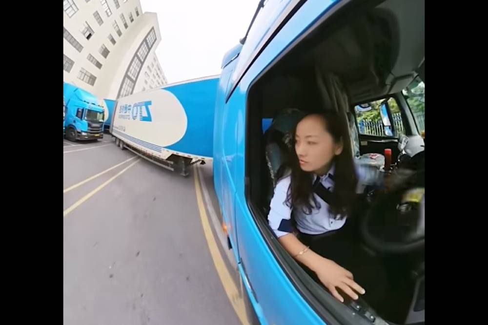 Εκπληκτικό παρκάρισμα νταλίκας από γυναίκα (+video)
