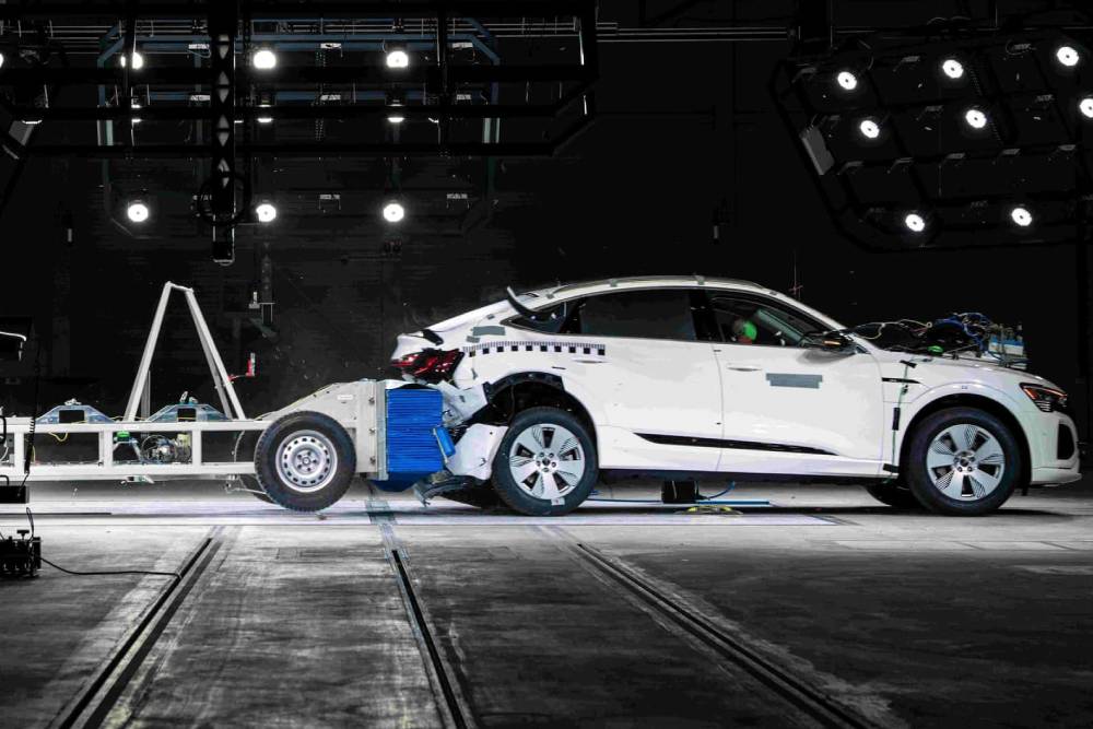 Καίρια επένδυση της Audi στα crash tests (+video)