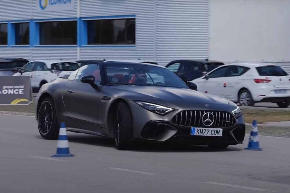 Με άνεση η Mercedes-AMG SL63 στον τάρανδο (+video)