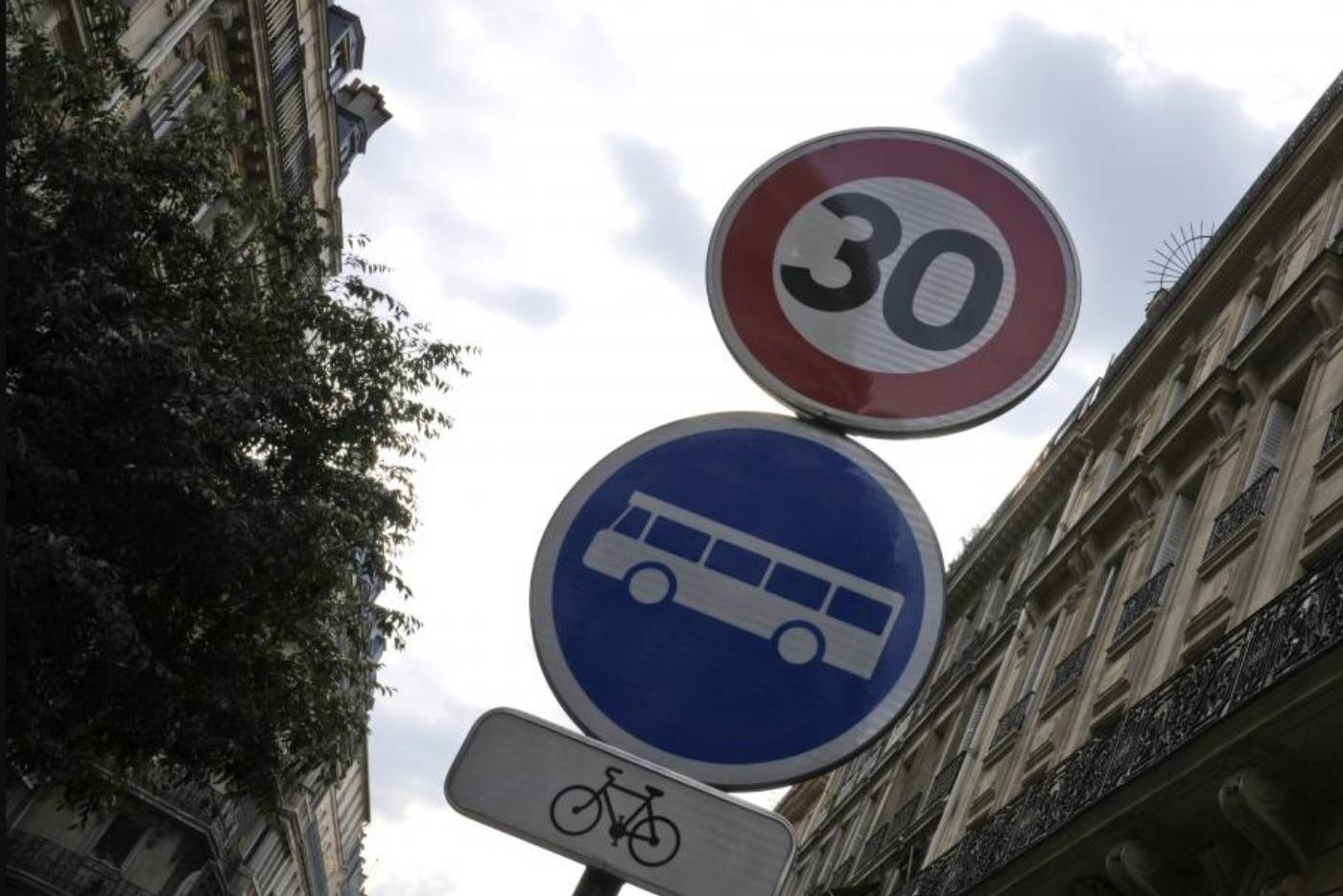 Εκπαιδευτές οδήγησης: «Όριο 30 χλμ./ώρα στην πόλη»