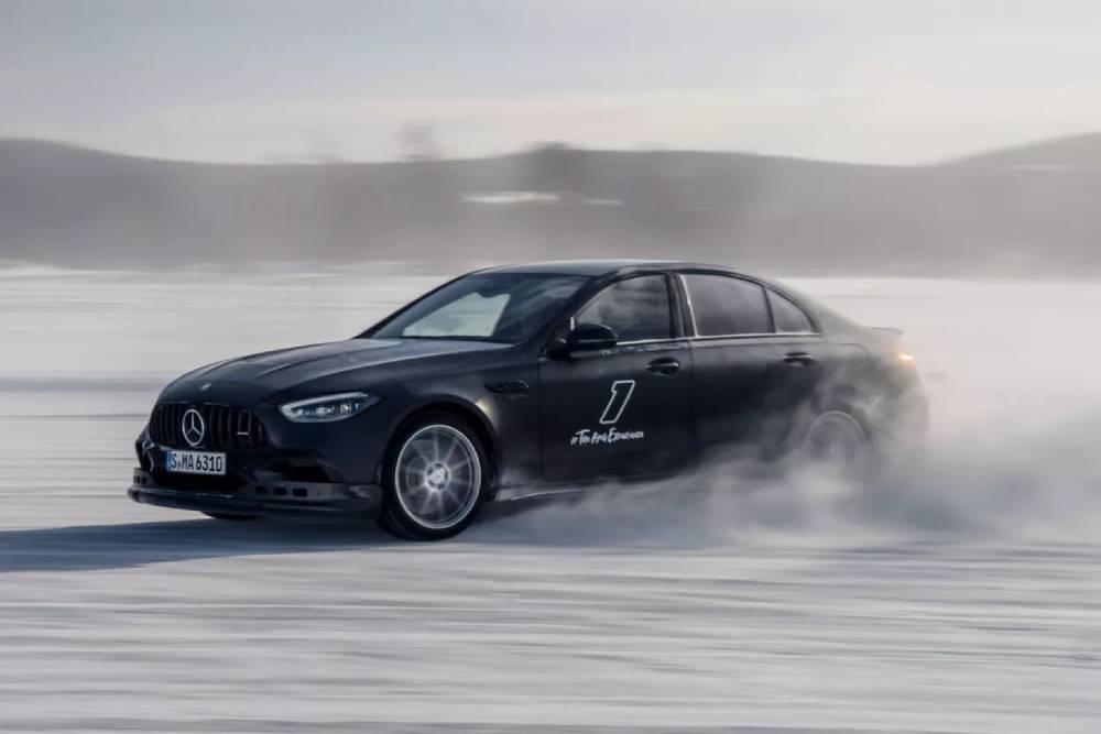 Οι Mercedes-AMG παίζουν και διδάσκουν στα χιόνια