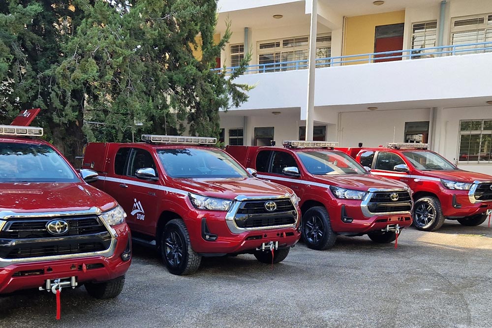 15 πυροσβεστικά Toyota Hilux από τον Όμιλο Σαρακάκη