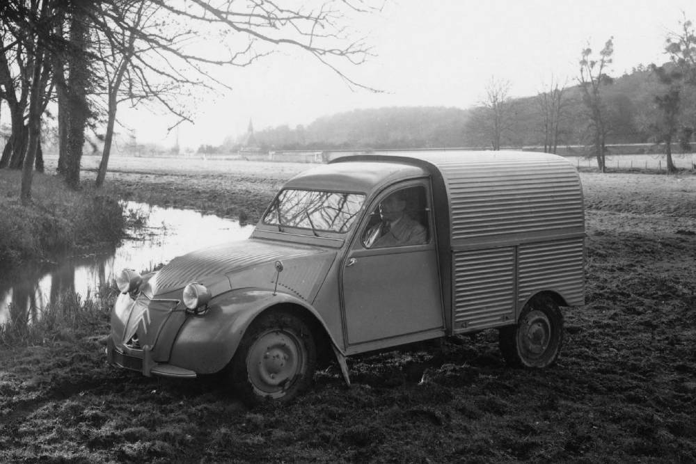 https://cdn.autogreeknews.gr/wp-content/uploads/2024/01/citroen_2cv_fourgonnette_type_au_8.jpg