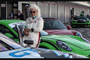 Η πιο γκαζιάρα γιαγιά τρέχει με Porsche και Lamborghini! (+videos)