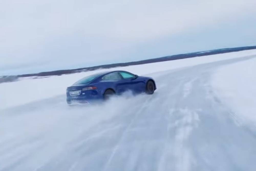 Το Tesla Model S χορεύει στους πάγους (+video)