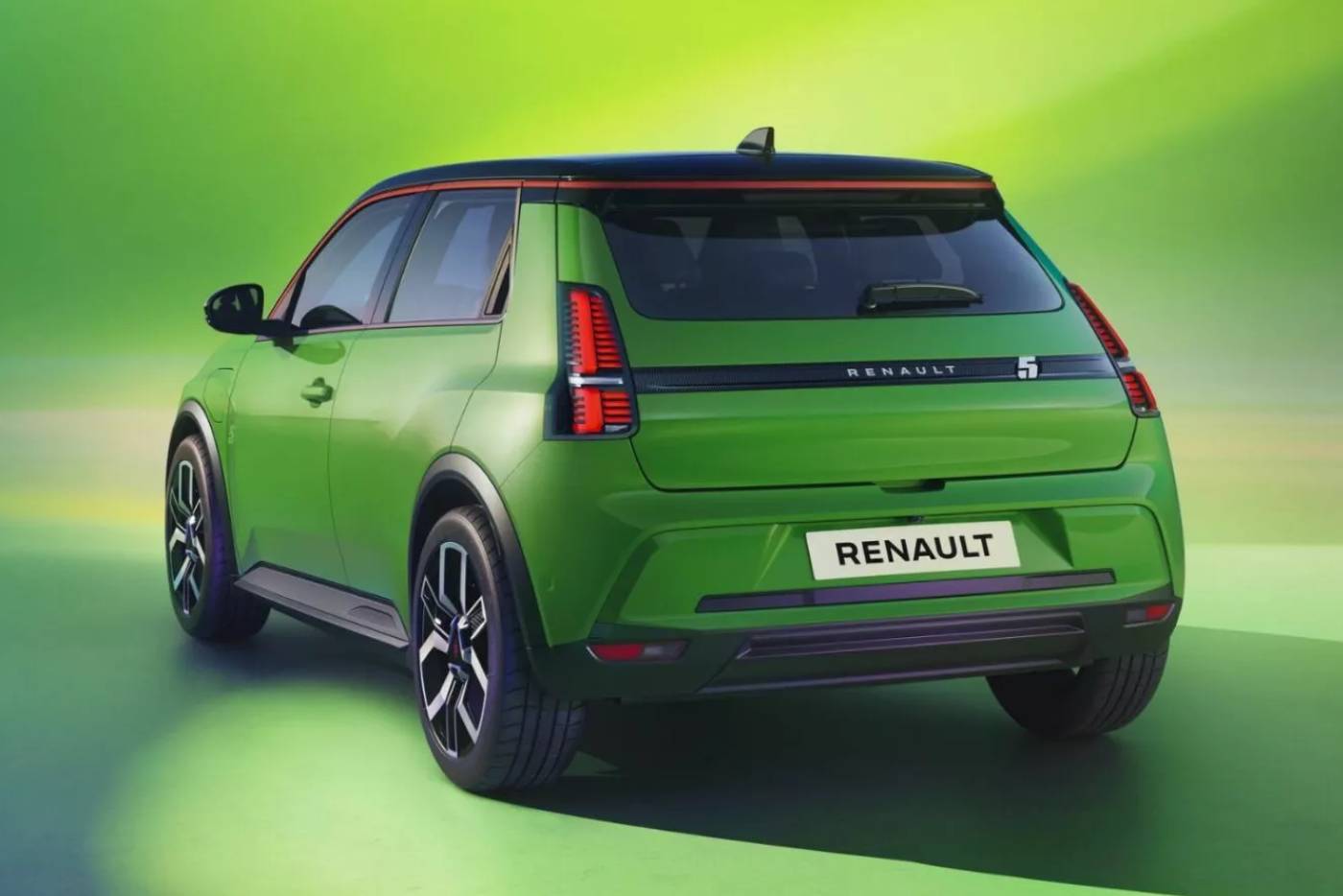 Τρέχει να προλάβει τη ζήτηση για το νέο R5 η Renault