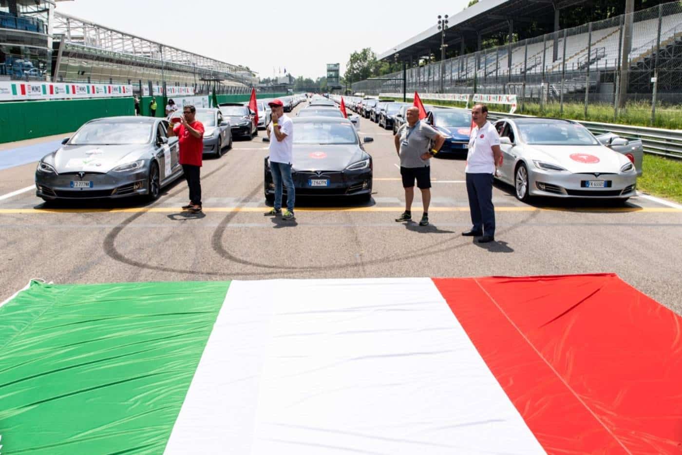 Η Ιταλία θέλει Tesla και Κινέζους για εργοστάσια