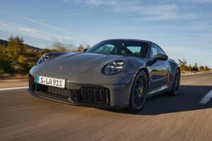 Νέα υβριδική Porsche 911 GTS με ιστορικές πρωτιές