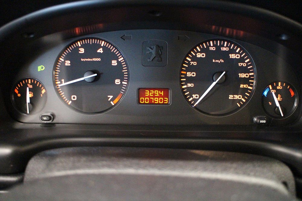 Peugeot 406 «ξέμεινε» με 7.903 χιλιόμετρα