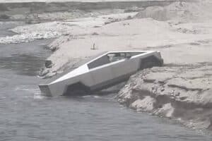 Tesla Cybetruck κόλλησε σε ποτάμι (+video)