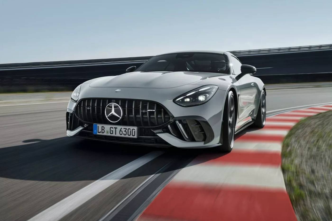 Νέα Mercedes-AMG GT 63 Pro πίστες ψάχνει (+video)