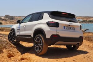 Jeep-Avenger-e-Hybrid-off-road