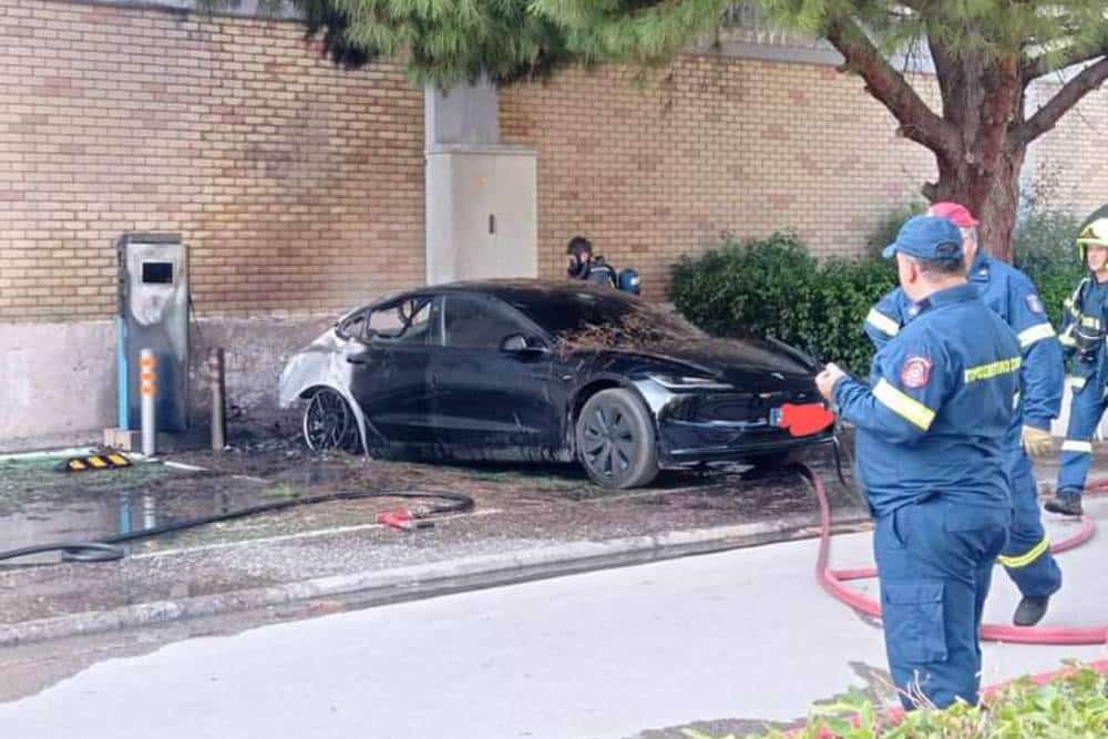 Tesla Model 3 κάηκε στην Αθήνα ενώ φόρτιζε