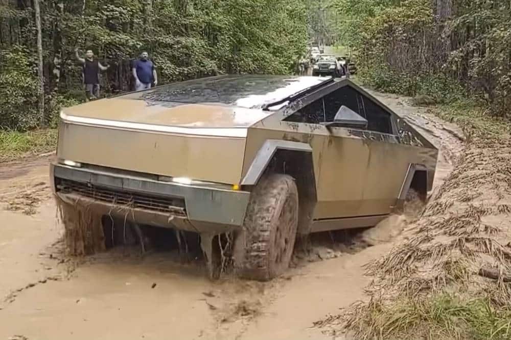 Tesla Cybertruck κλείνει στόματα εκτός δρόμου (+video)