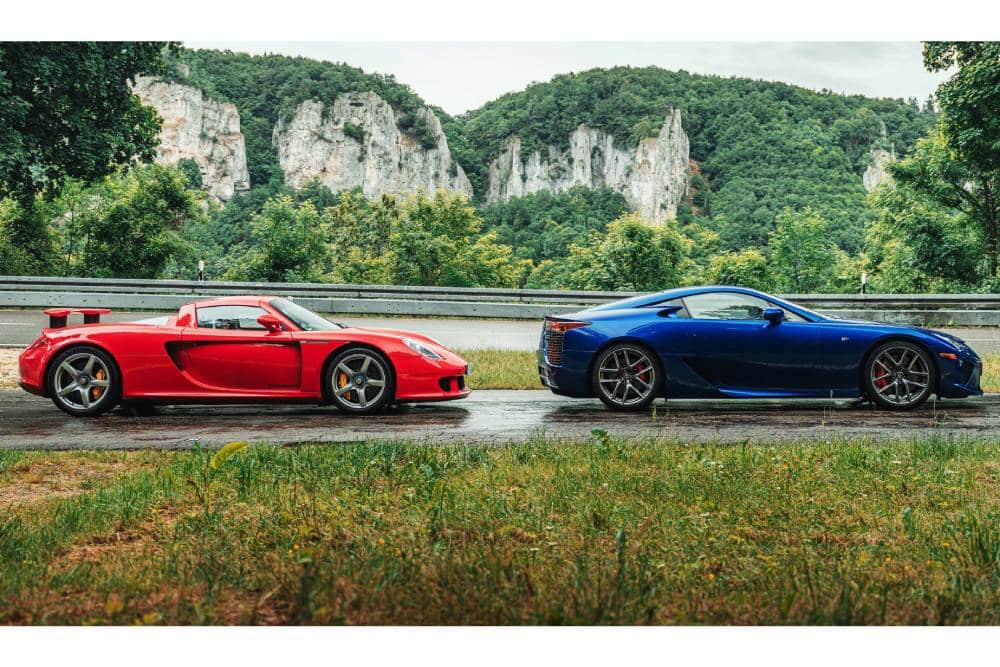 https://cdn.autogreeknews.gr/wp-content/uploads/2024/10/porsche-carrera-gt-vs-lexus-lfa-03.jpg