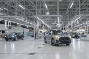 BMW & MINI κάνουν βόλτες μόνα τους σε εργοστάσια