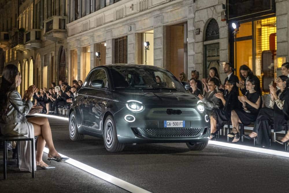 Πασαρέλα το νέο Fiat 500e Giorgio Armani