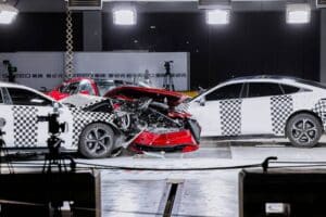 Πρωτοποριακό τριπλό crash test για αναστροφή (+video)