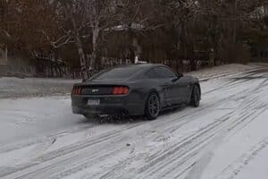 Μοναδική Mustang AWD γλεντάει στα χιόνια (+video)