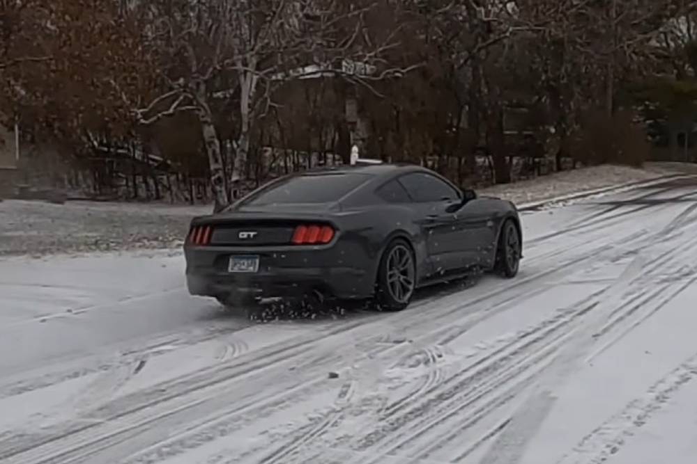 Μοναδική Mustang AWD γλεντάει στα χιόνια (+video)