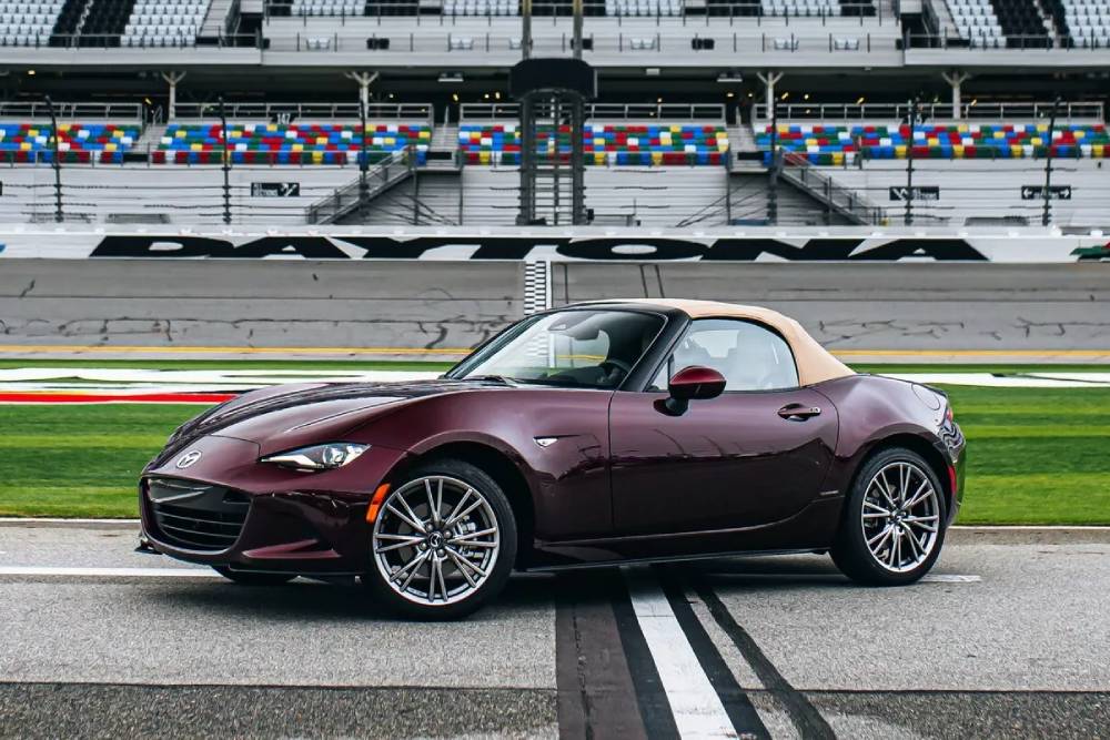 Νέο κι εορταστικό Mazda MX-5 35th Anniversary