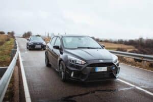 Focus RS και GR Yaris κυνηγιούνται στη βροχή (+video)