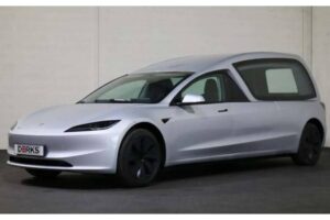 To Tesla Model 3 που κυριολεκτικά κάνει κηδείες