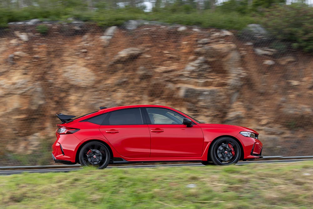 https://cdn.autogreeknews.gr/wp-content/uploads/2025/02/432828_2023_Honda_Civic_Type_R_unveil.jpg