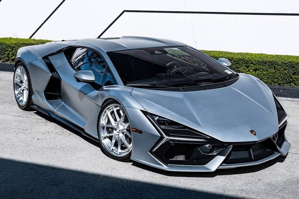 Εκθαμβωτική Lambo Revuelto με αστραφτερές ζάντες