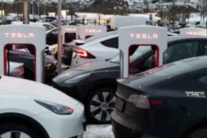 Μακροβούτι οι πωλήσεις της Tesla στην Ευρώπη