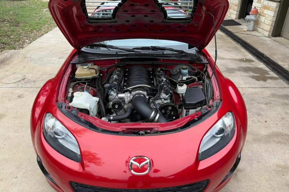 Στο σφυρί undercover Mazda MX-5 V8 380 ίππων
