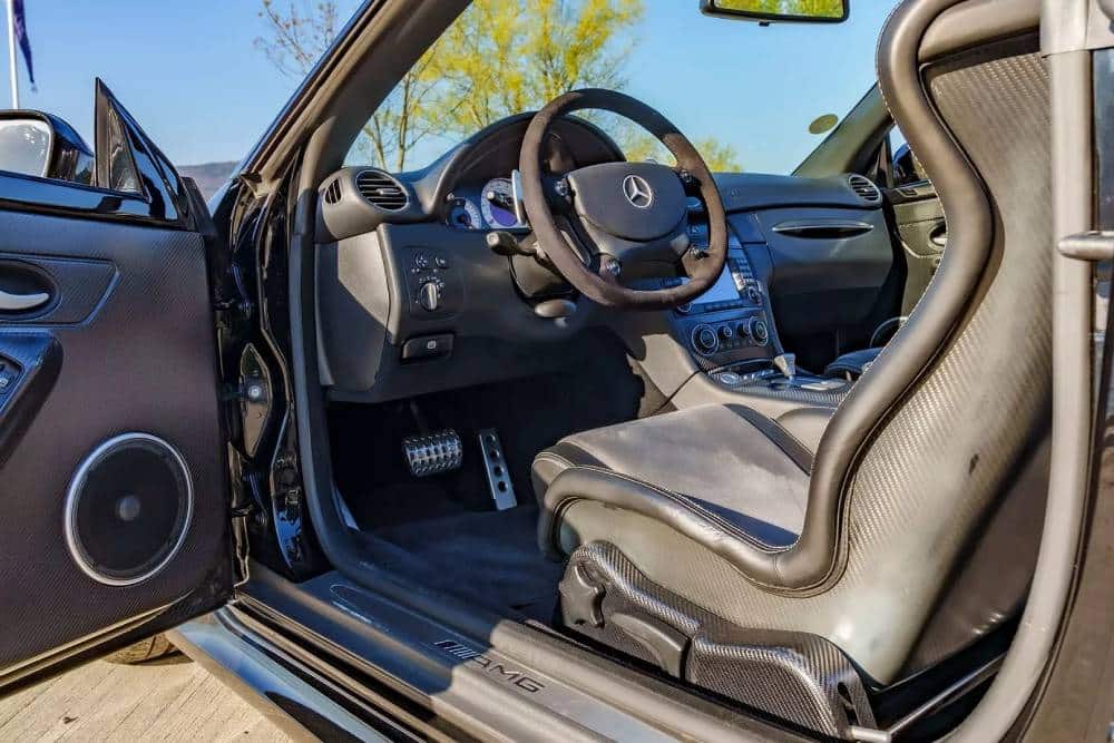 https://cdn.autogreeknews.gr/wp-content/uploads/2025/04/Mercedes-AMG-CLK-DTM-Auction-5.jpg