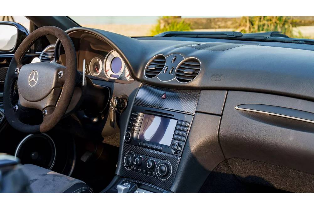 https://cdn.autogreeknews.gr/wp-content/uploads/2025/04/Mercedes-AMG-CLK-DTM-Auction-9.jpg
