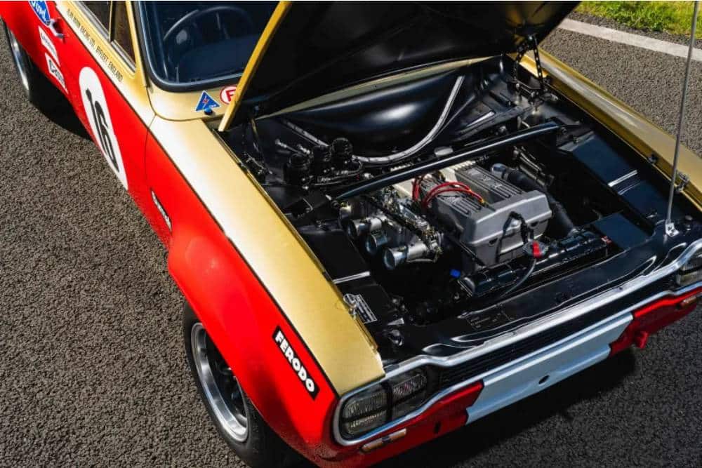 https://cdn.autogreeknews.gr/wp-content/uploads/2025/04/modern-ford-escort-mk1-is-a-perfect-clone-of-alan-1-1.jpg