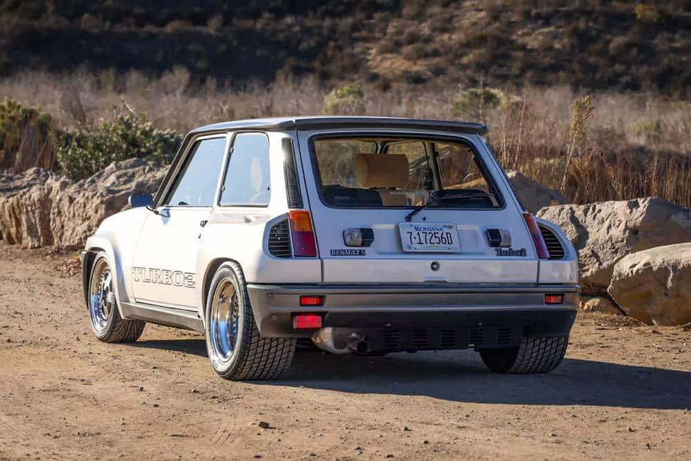 https://cdn.autogreeknews.gr/wp-content/uploads/2025/05/1985_renault_r5-turbo-2_D86A9742-97601-scaled-goiT.jpg