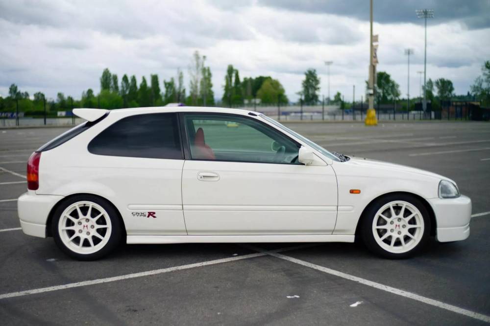 https://cdn.autogreeknews.gr/wp-content/uploads/2025/05/1997-Honda-Civic-Type-R-Auction-11-2048x1365-1.jpg