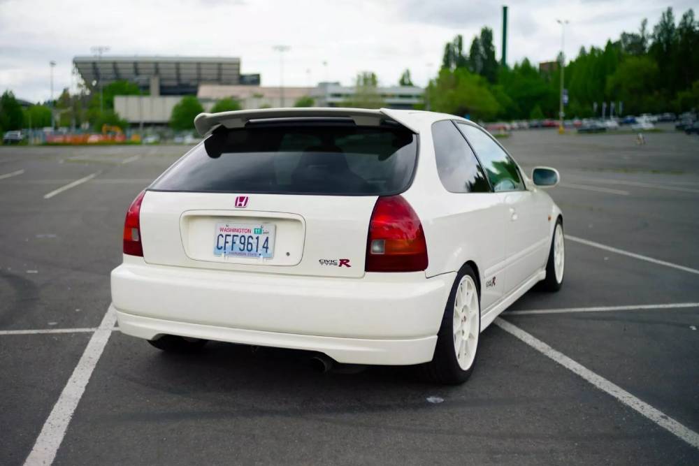 https://cdn.autogreeknews.gr/wp-content/uploads/2025/05/1997-Honda-Civic-Type-R-Auction-9-2048x1363-1.jpg