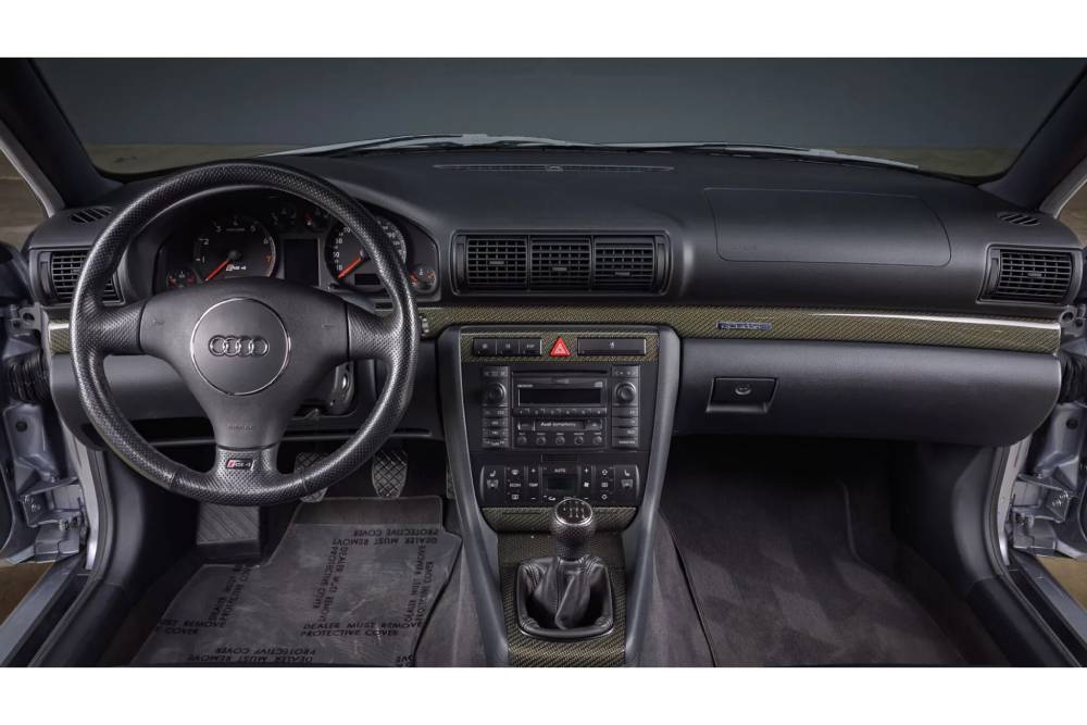 https://cdn.autogreeknews.gr/wp-content/uploads/2025/05/2002-Audi-RS4-interior-00006-2048x1150-1.jpg