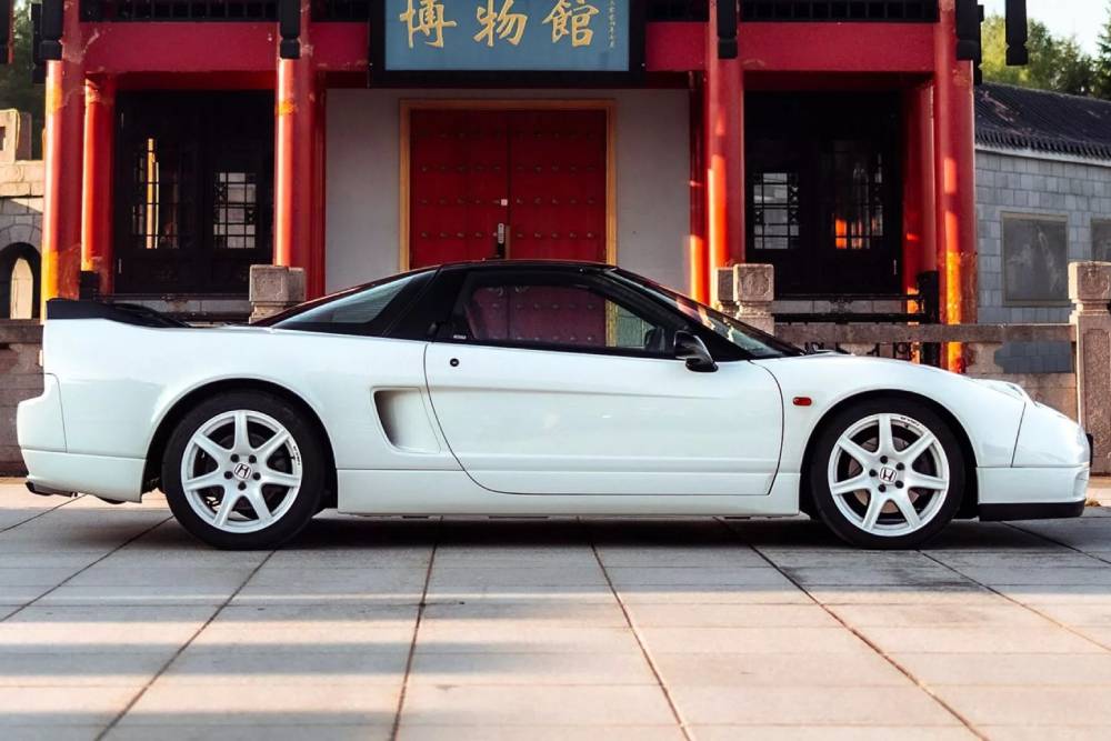 https://cdn.autogreeknews.gr/wp-content/uploads/2025/05/2003-Honda-NSX-R-00005-2048x1152-1.jpg