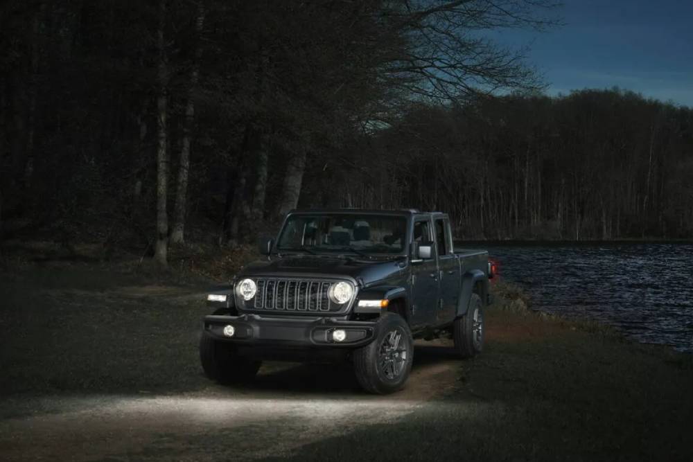 https://cdn.autogreeknews.gr/wp-content/uploads/2025/05/2025-Jeep-Gladiator-Dark-Sky-521-1-2048x1024-1.jpg